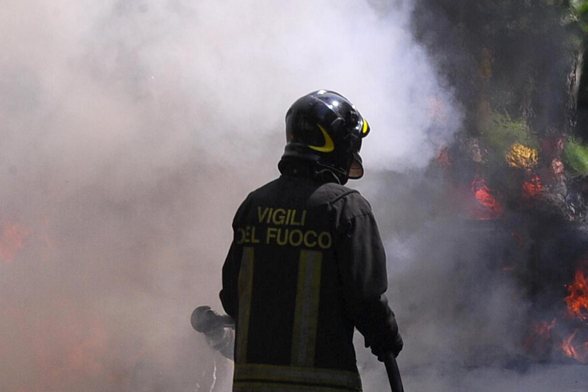 https://www.quotidianodelsud.it/wp-content/uploads/2026/08/auto-mercedes-in-fiamme-in-viale-misurata-altezza-n-47.jpeg