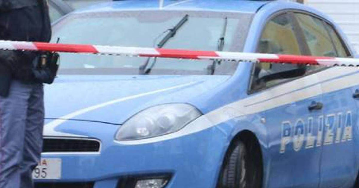 https://www.quotidianodelsud.it/wp-content/uploads/2026/08/auto-polizia-con-nastro.jpeg
