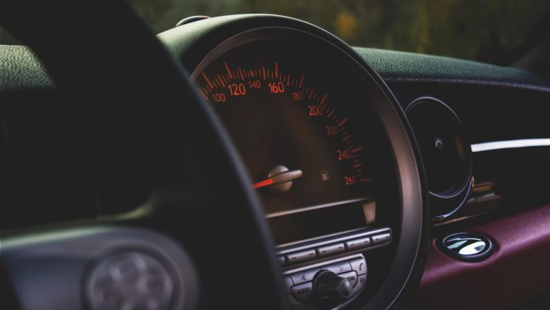 Nuovo Codice della strada, c’è deroga divieto motore acceso in sosta per soggetti fragili