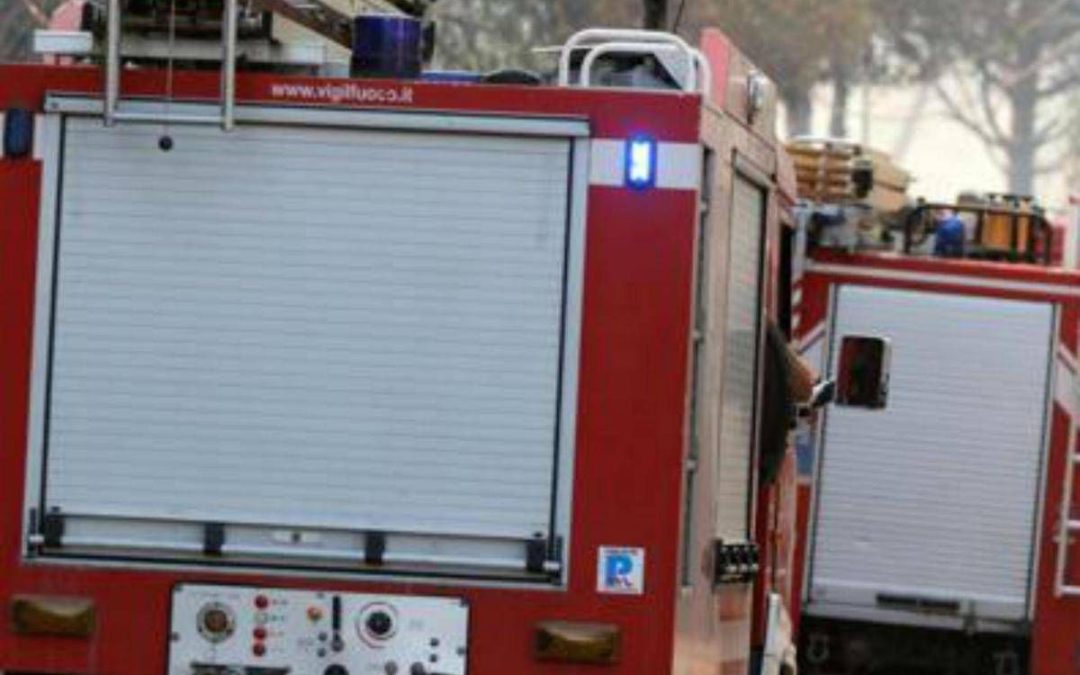 Vasto incendio a Piana del Sole, chiusa la Roma-Fiumicino