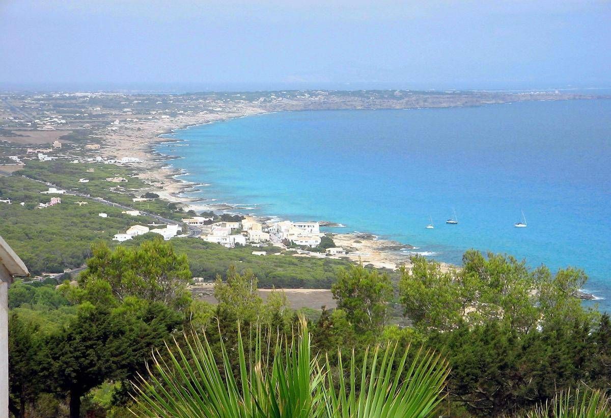 https://www.quotidianodelsud.it/wp-content/uploads/2026/08/baleari-formentera-dall-alto-mare-spiaggia.jpeg