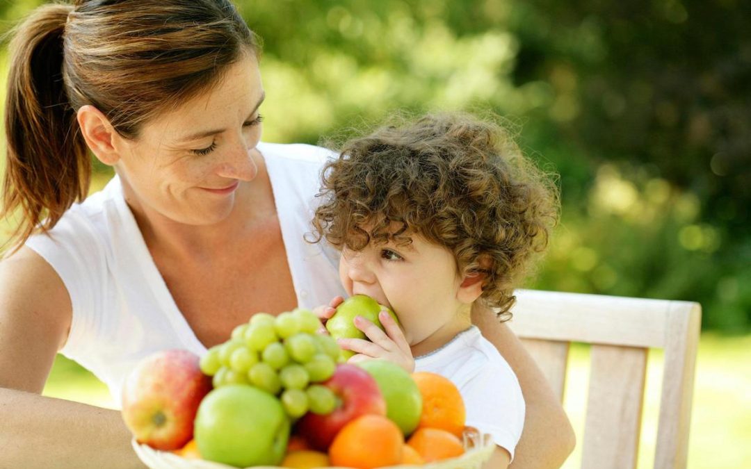 Caldo e bambini, il menù anti-afa dei pediatri: “Più acqua, frutta e pasti leggeri”