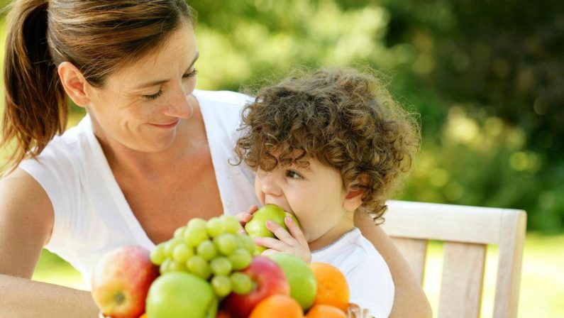 Caldo e bambini, il menù anti-afa dei pediatri: “Più acqua, frutta e pasti leggeri”