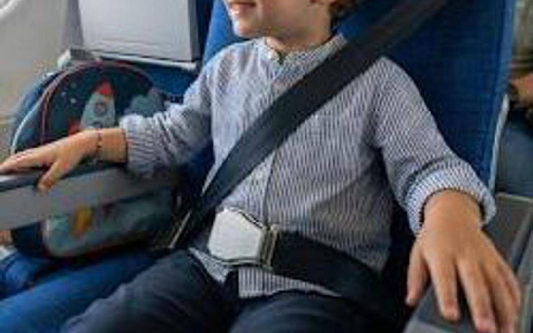 Bambino non vuole di allacciarsi la cintura prima del decollo, volo cancellato