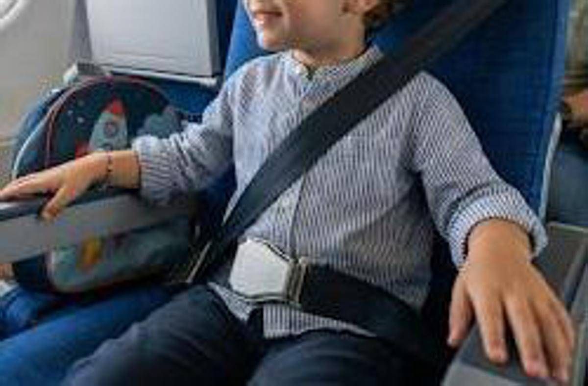 https://www.quotidianodelsud.it/wp-content/uploads/2026/08/bambino-aereo-cintura-ai.jpeg