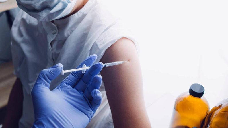 Vaccini ai bambini, tutti contro Trump: “Perderà guerra ai virus, nuovo ordine esecutivo una follia”
