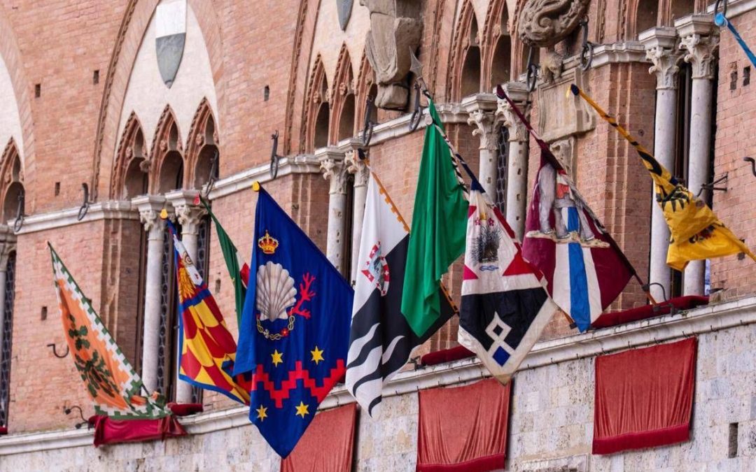 Palio di Siena, esposta la bandiera verde: rinviato per maltempo