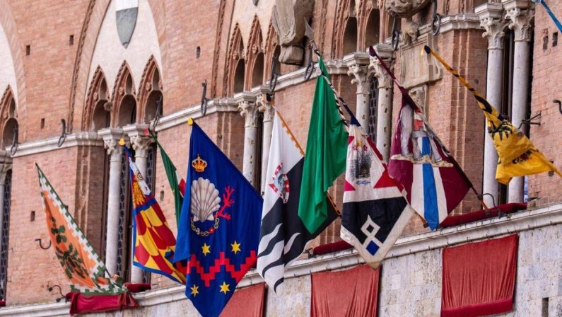 Palio di Siena, esposta la bandiera verde: rinviato per maltempo