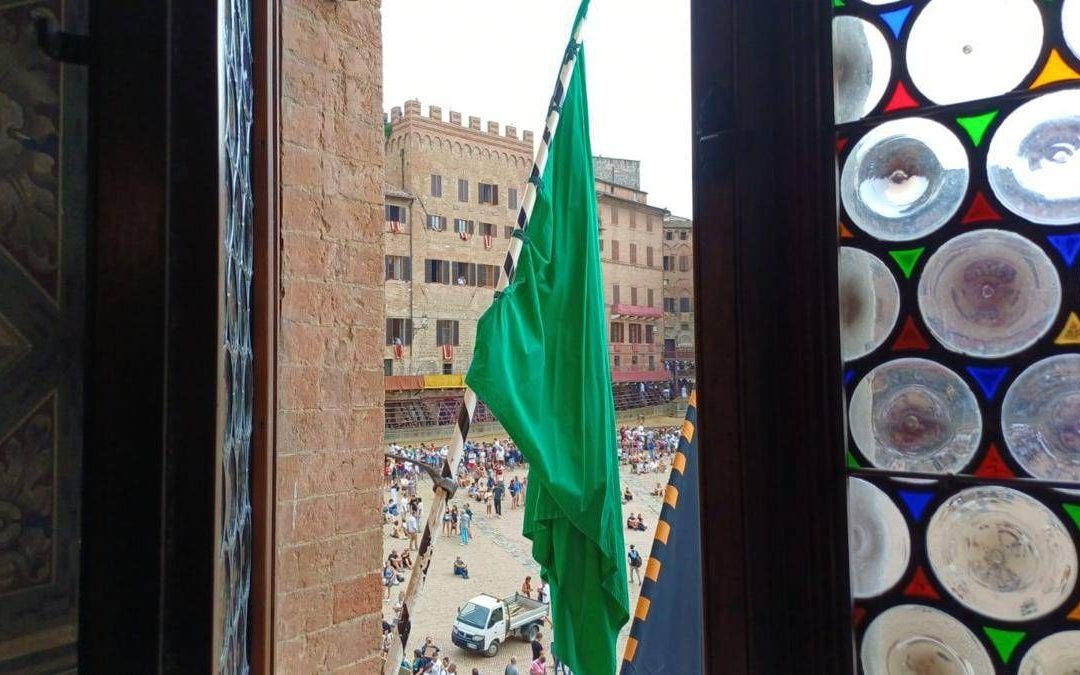 Palio di Siena, esposta bandiera verde: rinviato a domani per maltempo