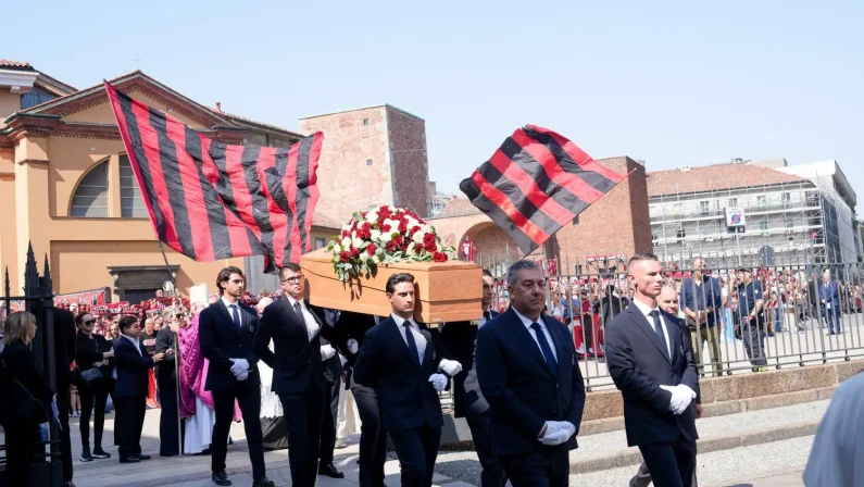 A Milano l’ultimo saluto a Franco Baresi, in migliaia fuori dalla basilica di Sant’Ambrogio / Fotogallery e Video