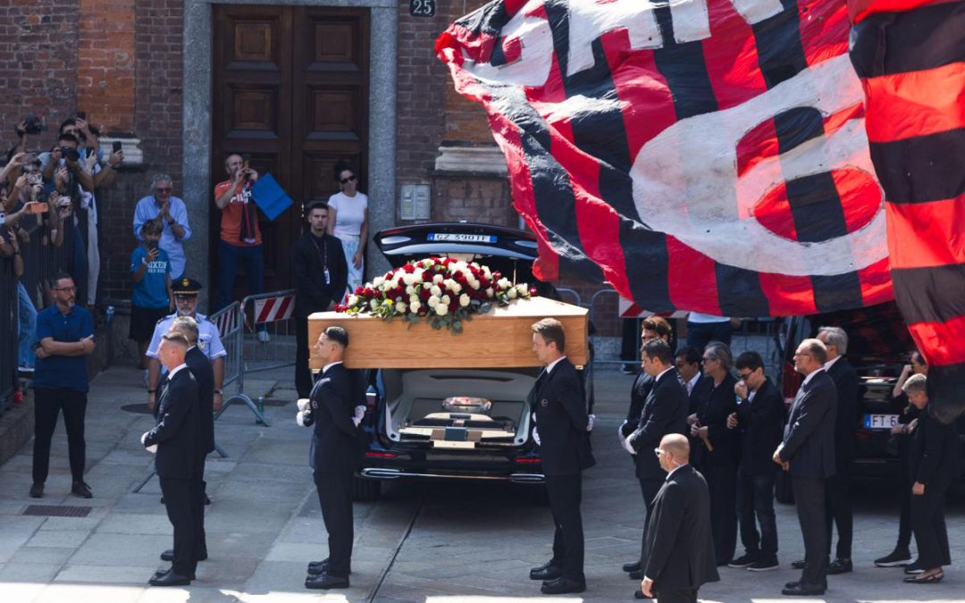 Baresi, oggi i funerali: migliaia di tifosi a Sant’Ambrogio per l’ultimo saluto – Diretta