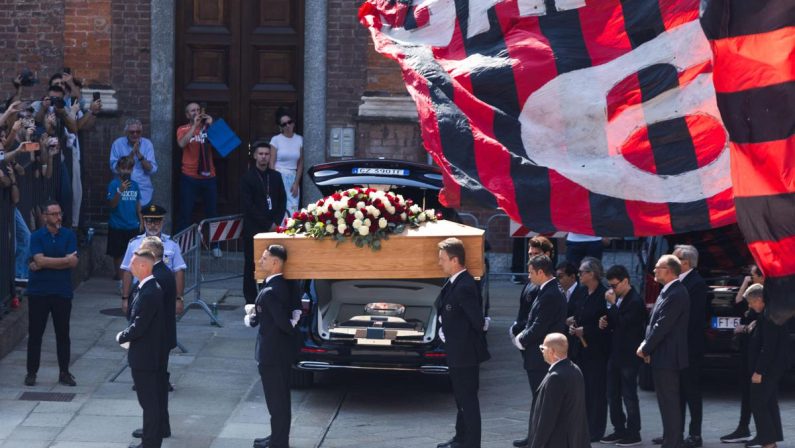 Baresi, oggi i funerali: migliaia di tifosi a Sant’Ambrogio per l’ultimo saluto – Diretta