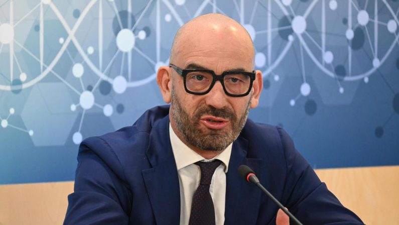 Vaccini, Bassetti chiede di rinviare l’apertura delle scuole: “Coperture in Sicilia basse”