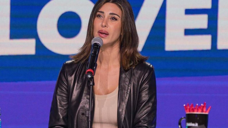 Belen Rodriguez attacca dopo vacanza in Sardegna: “Un bel vaffa…”