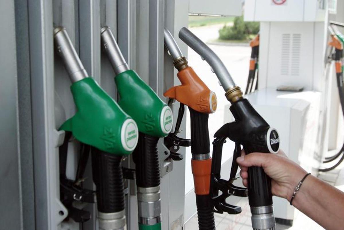 https://www.quotidianodelsud.it/wp-content/uploads/2026/08/benzina-diesel-mano-2ftg-1.jpeg
