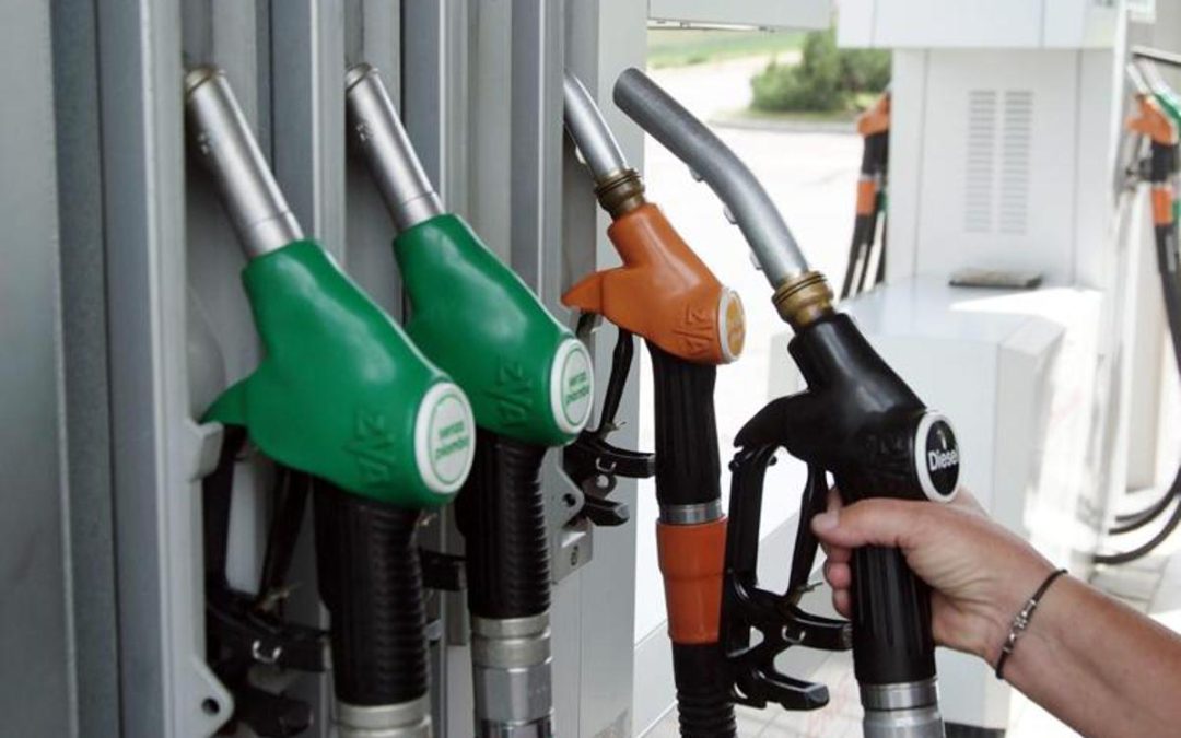 Caro carburanti, prezzo di benzina e diesel continua a salire: superati i 2 euro