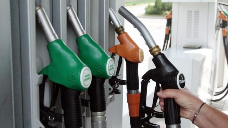 Caro carburanti, prezzo di benzina e diesel continua a salire: superati i 2 euro
