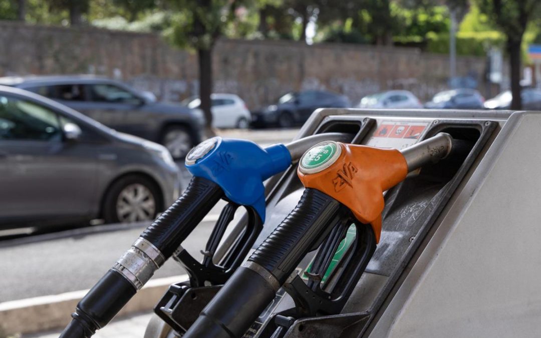 Carburanti, governo proroga sconto sulle accise fino al 5 settembre. Tensioni Fi-Lega su extraprofitti
