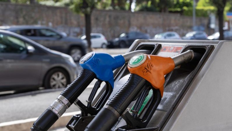 Carburanti, governo proroga sconto sulle accise fino al 5 settembre. Tensioni Fi-Lega su extraprofitti