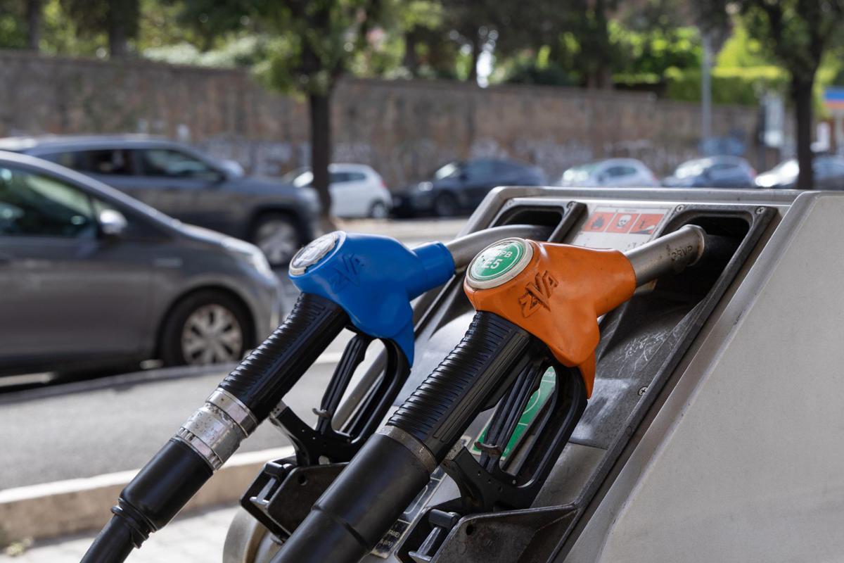 https://www.quotidianodelsud.it/wp-content/uploads/2026/08/benzina-pompa-roma-ipa.jpeg