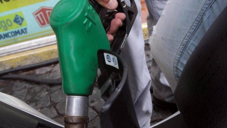 Carburanti, accelera calo prezzi benzina e diesel