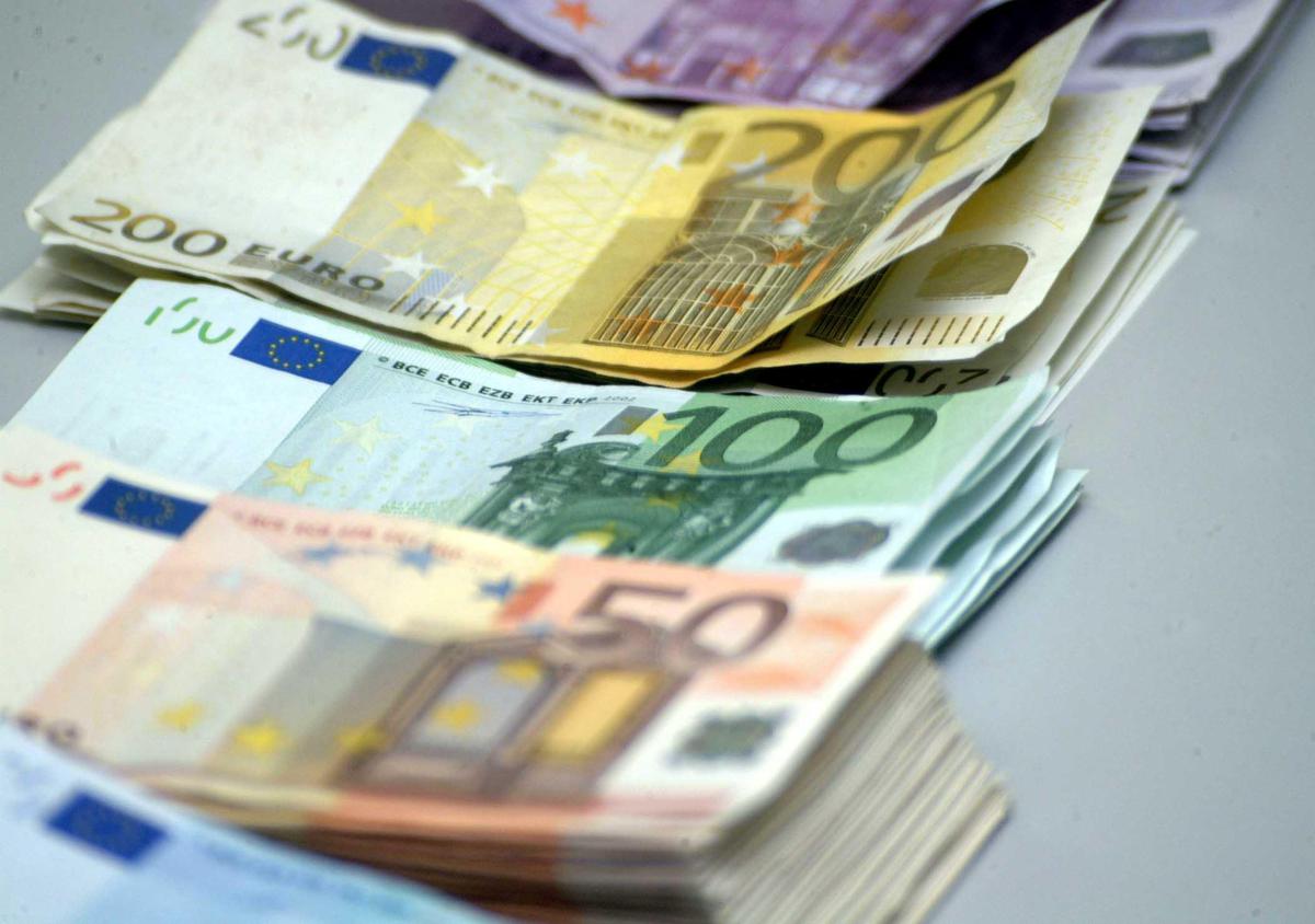 https://www.quotidianodelsud.it/wp-content/uploads/2026/08/bergamo-bg-banche-soldi-euro-contanti-contenggio-soldi.jpeg