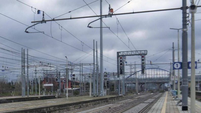 Caos a Ventimiglia, fulmine manda in tilt la sala comando della stazione: stop ai treni