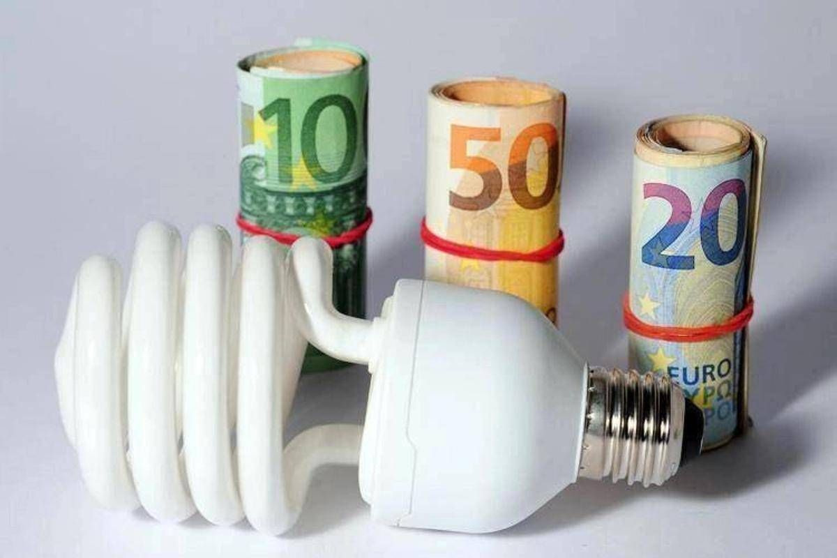 https://www.quotidianodelsud.it/wp-content/uploads/2026/08/bolletta-luce-soldi-fg-ipa.jpeg