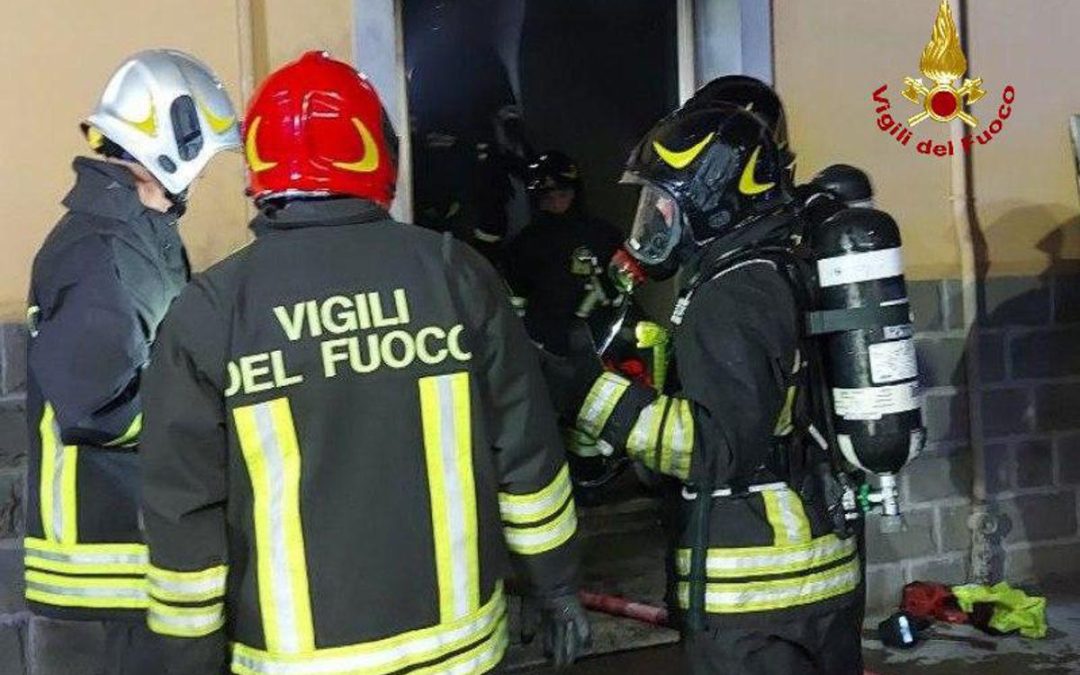 Bologna, incendio in palazzo di quattro piani: 7 adulti e due bambini in ospedale