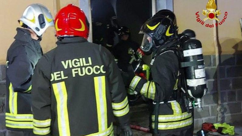 Bologna, incendio in palazzo di quattro piani: 7 adulti e due bambini in ospedale