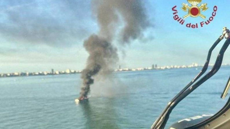 Yacht in fiamme affonda al largo di Jesolo: 10 persone salvate, decisivo l’intervento di un’altra barca