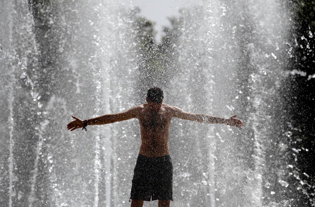 https://www.quotidianodelsud.it/wp-content/uploads/2026/08/caldo-fontana-acqua-afp-1.jpeg