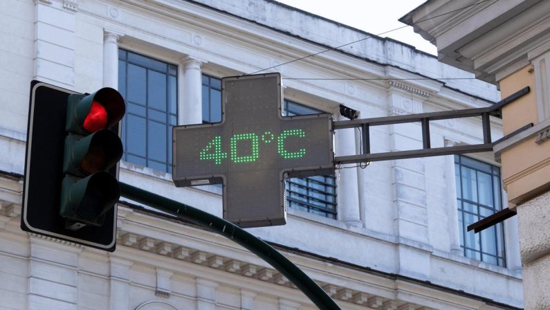 Caldo estremo allenta la morsa, arriva la pioggia ma resta lo spettro della sesta ondata