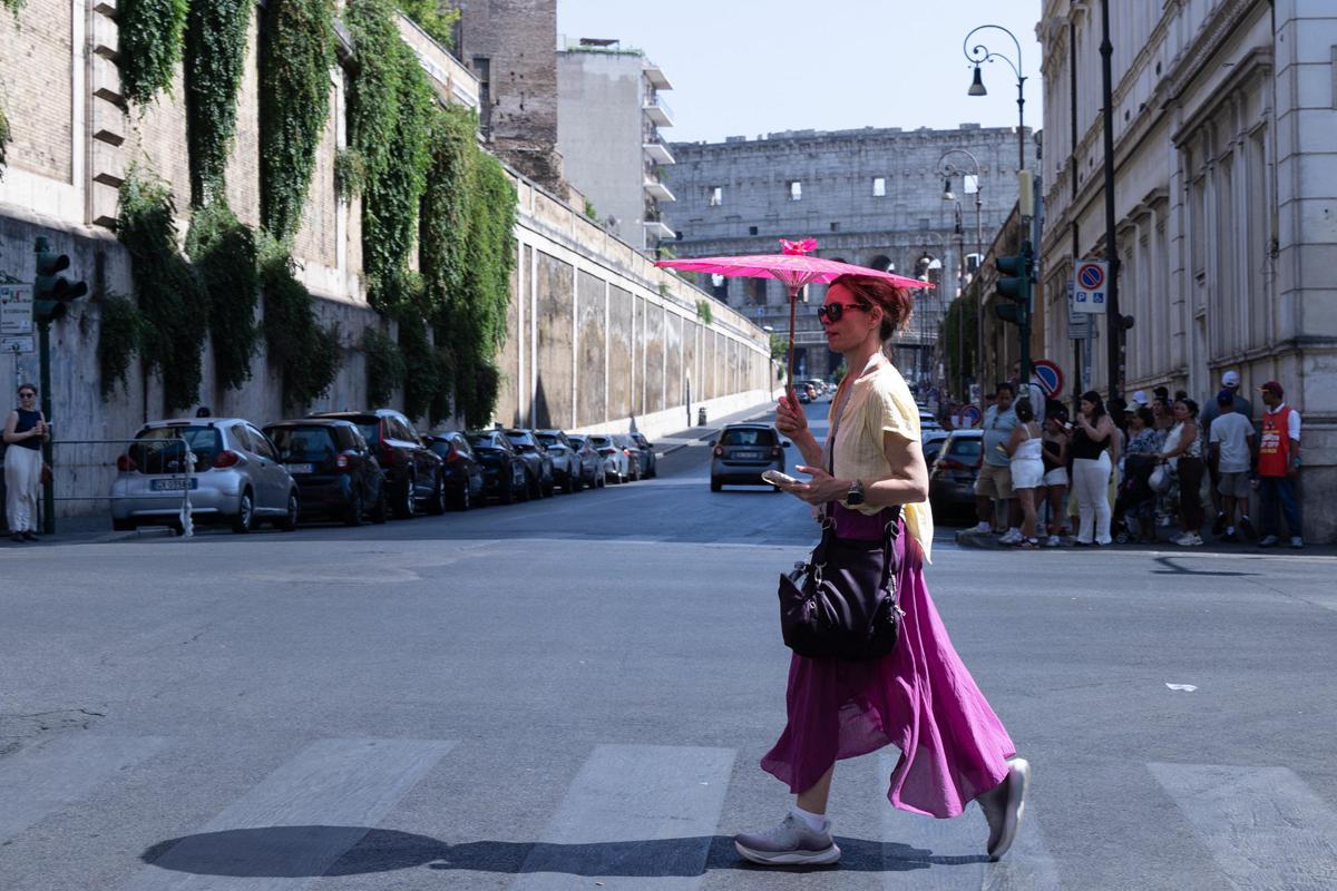 https://www.quotidianodelsud.it/wp-content/uploads/2026/08/caldo-roma-donna-ombrello-ipa.jpeg