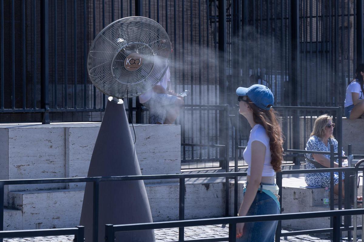 https://www.quotidianodelsud.it/wp-content/uploads/2026/08/caldo-roma-turista-ventilatore-ipa.jpeg