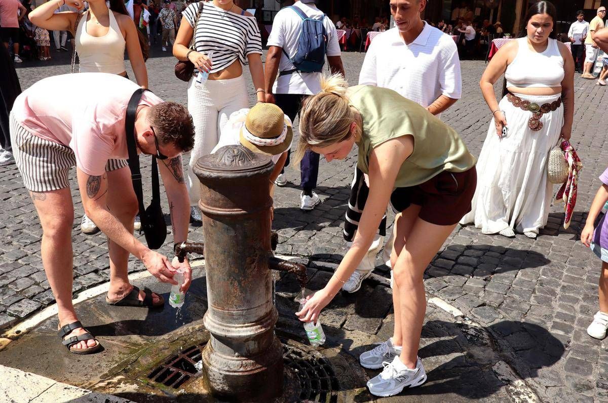 https://www.quotidianodelsud.it/wp-content/uploads/2026/08/caldo-roma-turisti-fontanella-ipa.jpeg