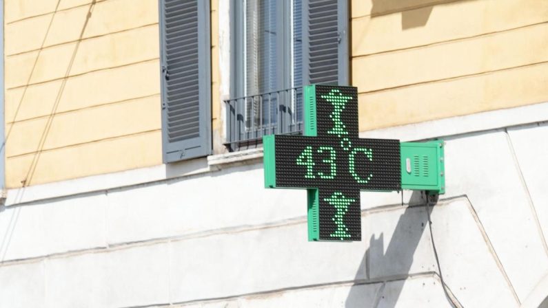Padova, bimba rimane chiusa in auto sotto il sole: salvata da agenti penitenziaria