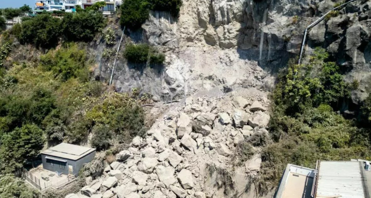 https://www.quotidianodelsud.it/wp-content/uploads/2026/08/campi-flegrei-1.jpg