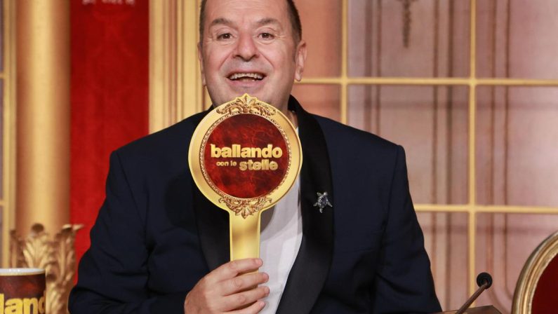 Fabio Canino lascia ‘Ballando con le stelle’ e si candida a Mediaset: “Dopo 17 anni è tempo di fare altre cose”