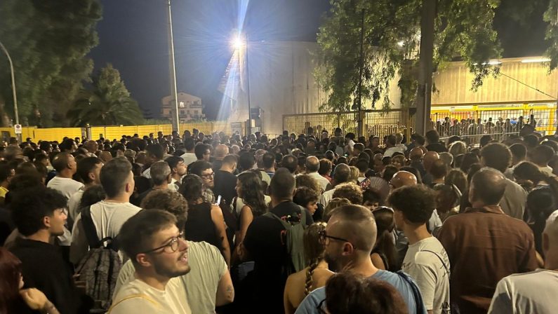 Ritardi e urla “Vergogna”: il caos prima di Italia-Germania