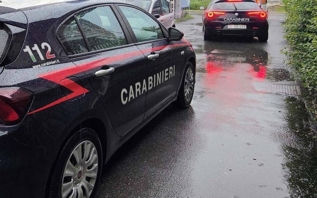 Aggredisce a colpi di martello la moglie e la figlia, arrestato 55enne a Monza: salvate dai vicini di casa