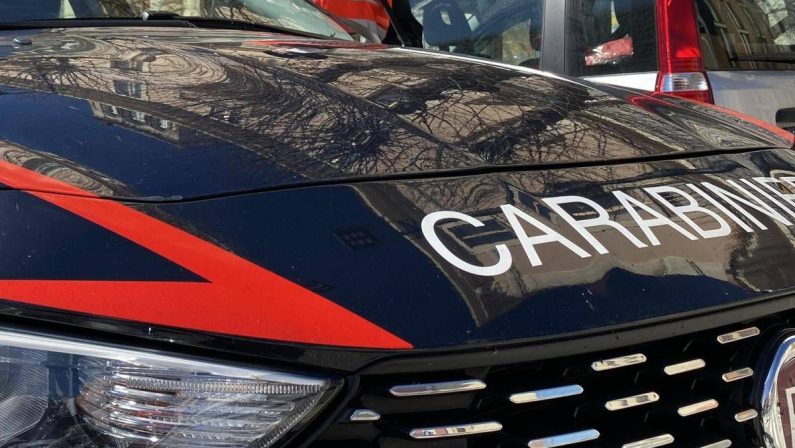 Litiga con la fidanzata, poi accoltella il padre di lei che prova a difenderla: 22enne arrestato a Piombino