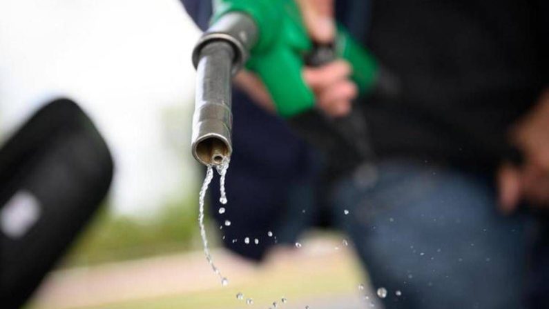 Carburanti, frodi e prezzi nel mirino della Guardia di Finanza: sequestrate 20mila tonnellate, 265 denunciati