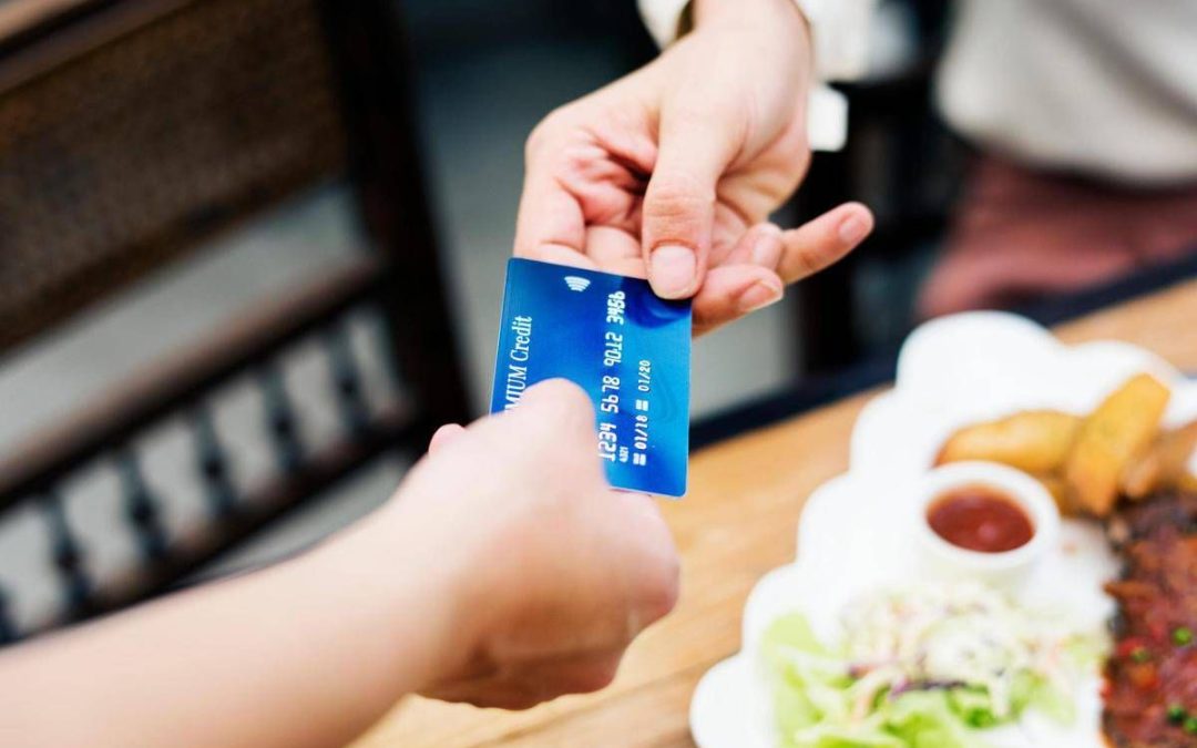 Paghi con la carta in vacanza? 10 consigli per usarla riducendo rischi e costi