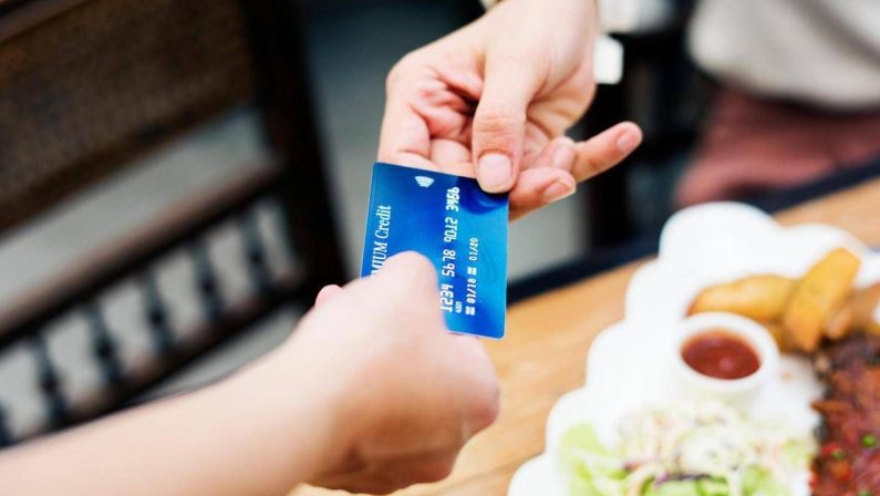 Paghi con la carta in vacanza? 10 consigli per usarla riducendo rischi e costi