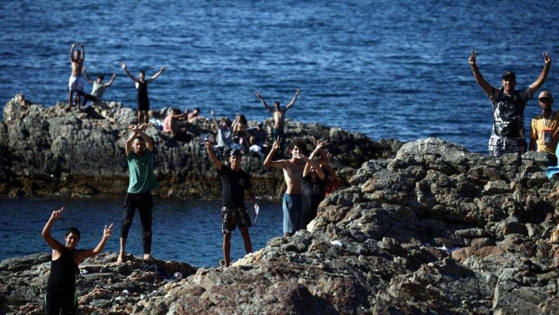 Migranti, Ue: “Controlli frontiera Italia-Spagna temporanei”. Nuovo attacco di Madrid a Roma