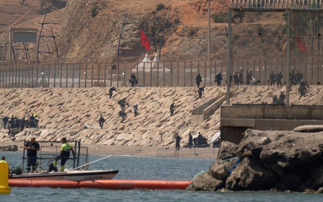 Marocco, tensione al confine: decine di migranti fermati vicino Ceuta