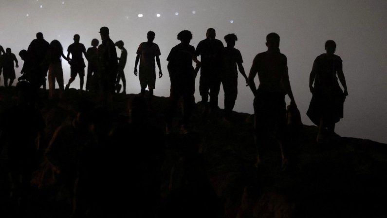Crisi migranti a Ceuta, 67 morti. Sanchez scrive a Ue: “Serve vertice tra ministri dell’Interno”