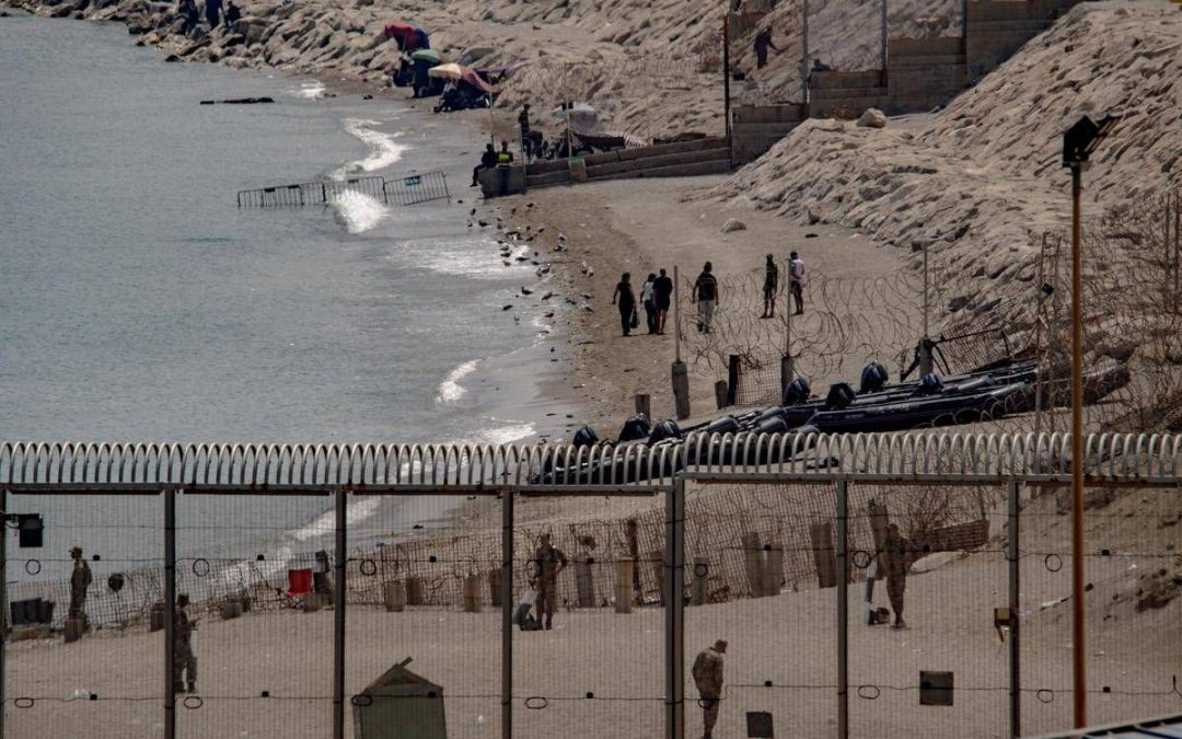 Ceuta, migranti a ridosso del confine: il Marocco li disperde e li trasferisce