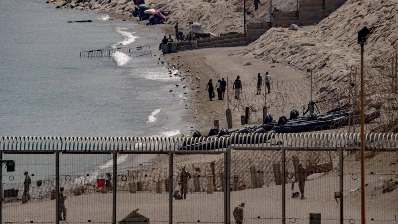 Ceuta, migranti a ridosso del confine: il Marocco li disperde e li trasferisce